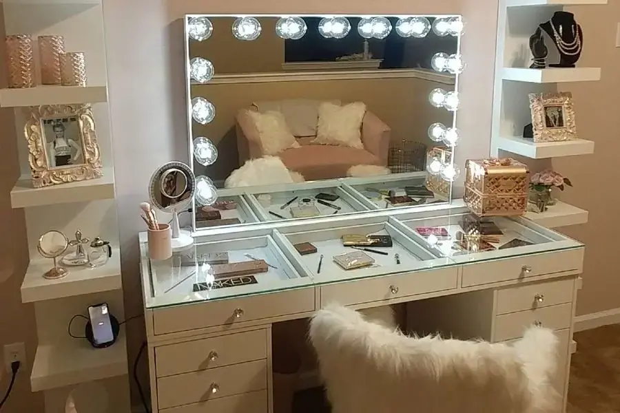 bàn trang điểm có gắn bóng đèn sẵn cũng là một cách trang trí phòng bằng đen LED tuyệt vời (Nguồn:THT Decor & Furniture)