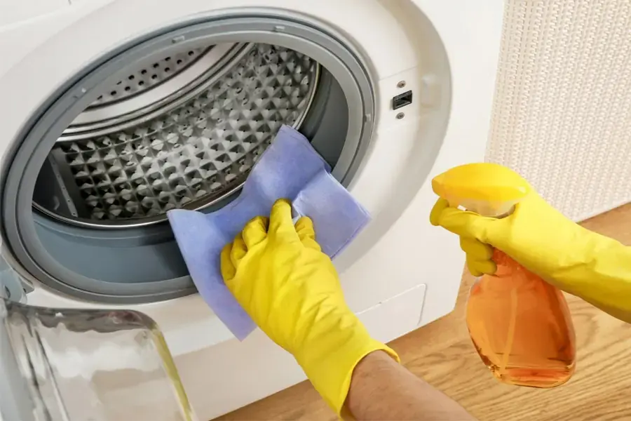 Cọ rửa lồng giặt sạch sẽ trước mỗi lần giặt quần áo