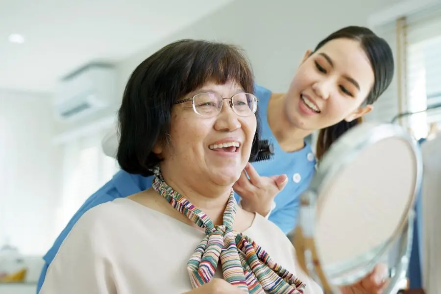 Hãy đưa mẹ đi làm tóc và nail thường xuyên nhé!