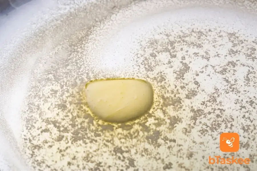 Đun chảy bơ trên lửa nhỏ