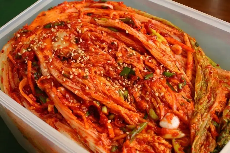 Ướp kim chi thật kỹ rồi cuộn lại bỏ vào hộp.