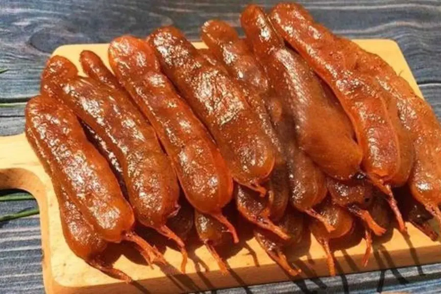 Mứt me lăn đường ngọt ngọt chua chua bắt vị.