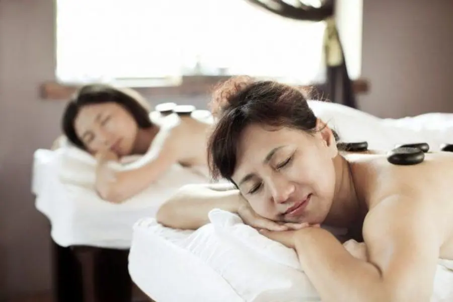 Đưa mẹ đi spa để thư giãn và làm đẹp.