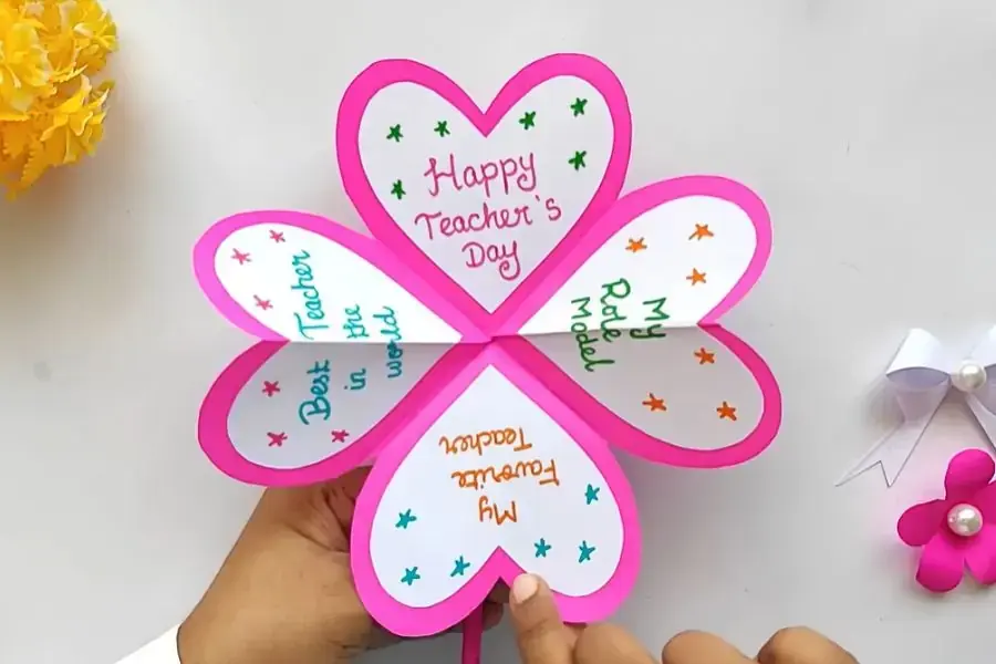 Thiệp hình hoa trái tim 4 cánh độc lạ sáng tạo.