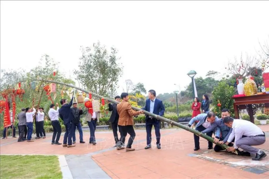 Cách dựng cây nêu cũng khá phức tạp, đòi hỏi sự chung sức của nhiều người.