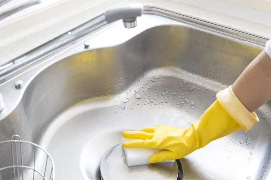 Tẩy trắng lavabo bằng dung dịch tẩy rửa chuyên dụng