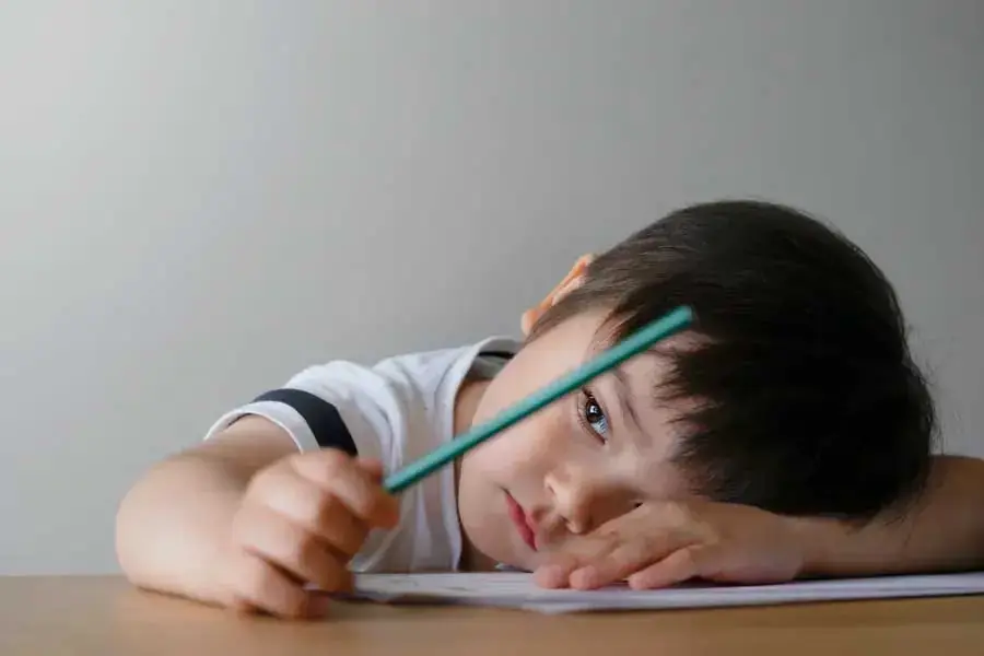 Trẻ tự kỷ thường không thể tập trung (4)