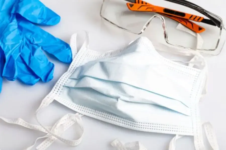 Cần trang bị đầy đủ đồ bảo hộ khi sơn nhà để bảo vệ sức khoẻ
