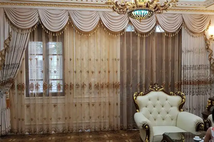 Vải voan có nguồn gốc từ sợi nhân tạo, nhẹ nhàng, bay bổng
