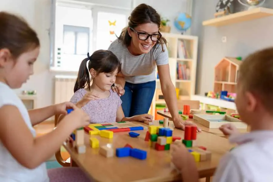 Cách bố trí các góc trong lớp học mầm non theo chủ đề các mô hình lắp ghép nhiều màu sắc khác nhau.