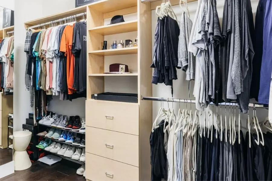 Dọn dẹp tủ quần áo và để dành chỗ cho đồ đi chơi Tết