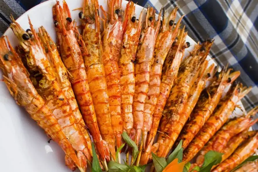 Tôm xiên nướng thẳng tắp, vàng ươm