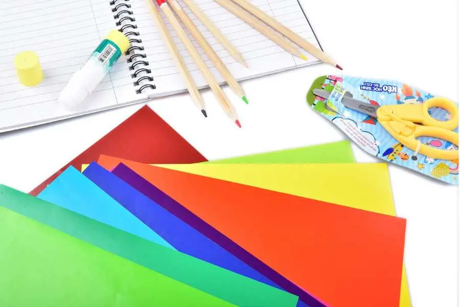 Chuẩn bị vật dụng như hồ dán, giấy, kéo,bút màu,...