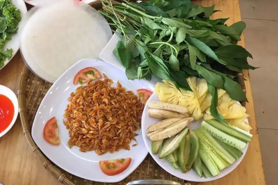 Tép um cuốn bánh tráng dân dã, cực đậm đà