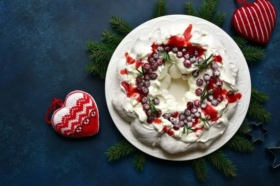 Pavlova là món bánh Noel thơm ngon bắt nguồn từ đất nước New Zealand.