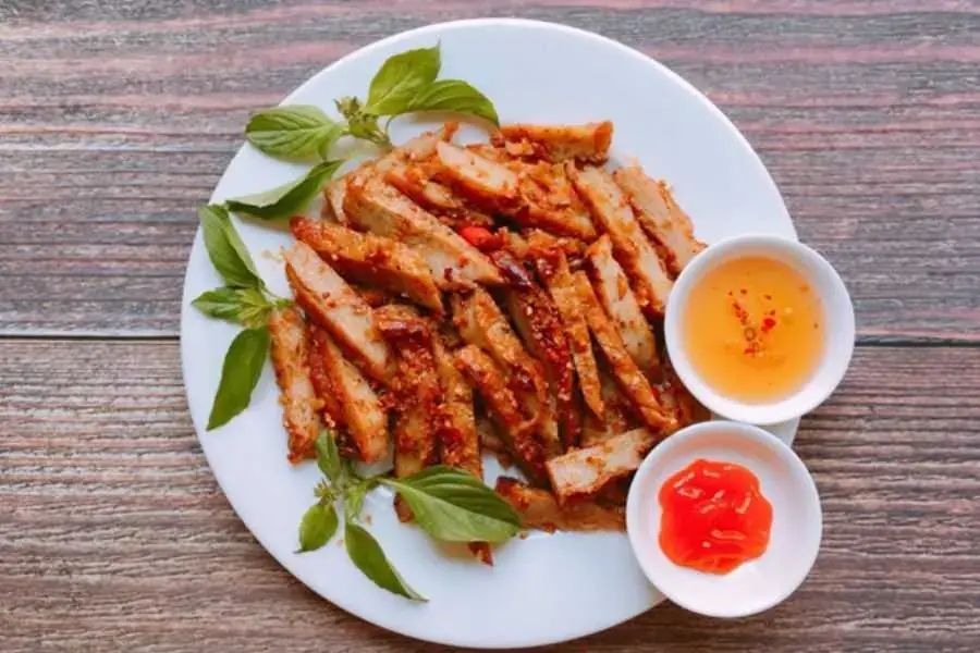 Những chiếc chả cá basa chiên sả ớt có màu sắc hấp dẫn