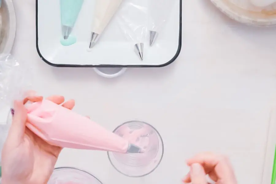 Cho vào túi bắt kem chuẩn bị trang trí bánh quy.