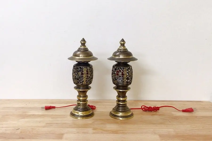Đèn thái cực đặt trên bàn thờ
