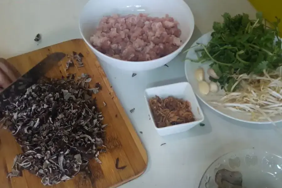 Sơ chế nguyên liệu làm bánh.