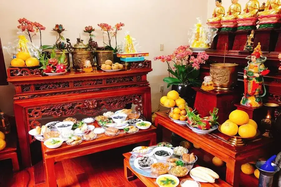 Trang trí cho hai bàn thờ vào ngày Tết tại nhà.