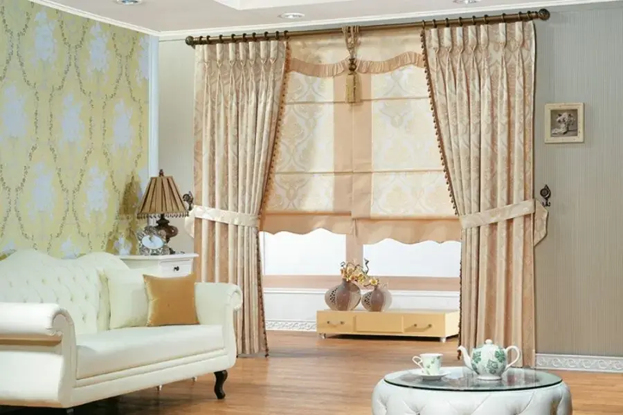 Lựa chọn chất liệu và màu sắc của rèm cửa phù hợp với thiết kế của căn phòng.