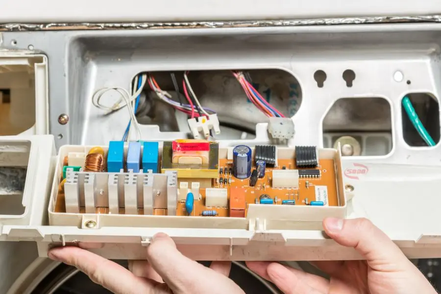 Dây dẫn đường truyền tín hiệu bo mạch bị đứt cũng khiến máy giặt Toshiba xuất hiện lỗi E95.