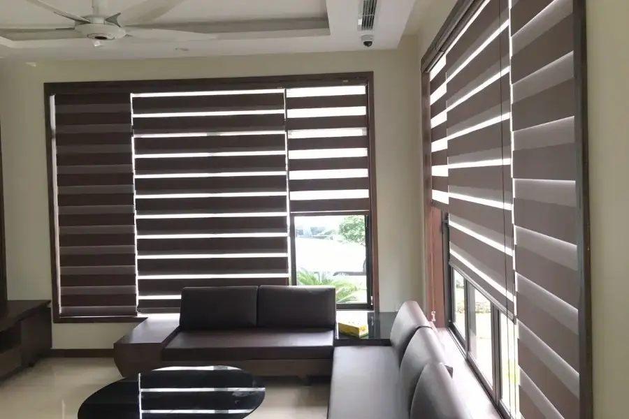 Kéo rèm cửa sổ vời buổi trưa để hạn chế ánh nắng mặt trời rọi vào trong