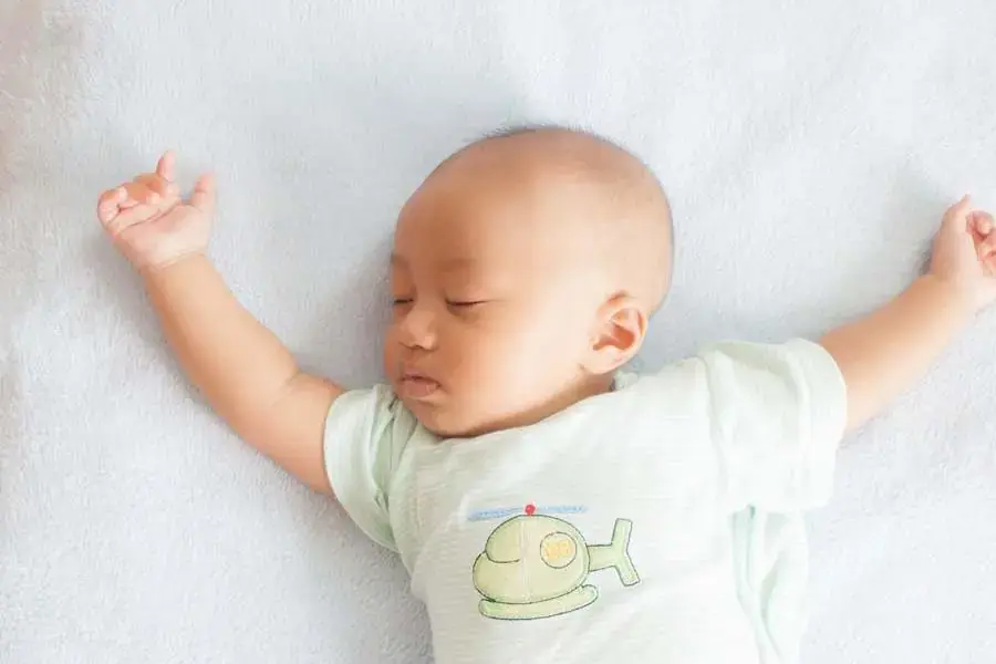 Cho trẻ nằm cao đầu khi ngủ (3)