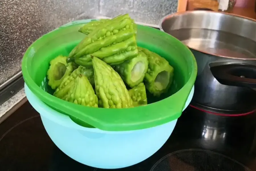 Chần khổ qua trong nước sôi