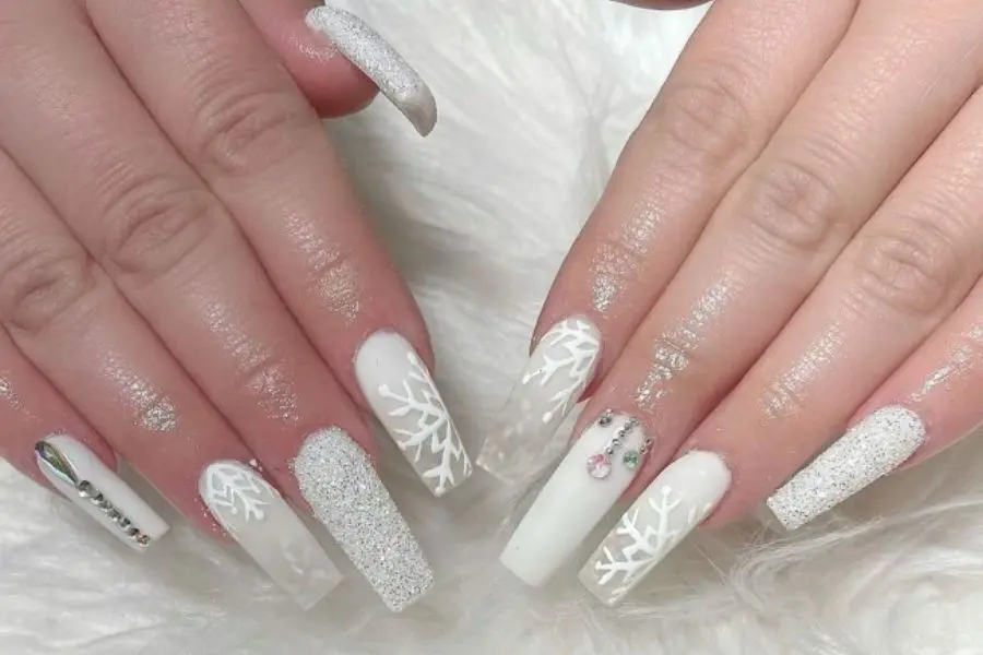 Bộ nail full màu trắng trong trẻo và tinh khôi.