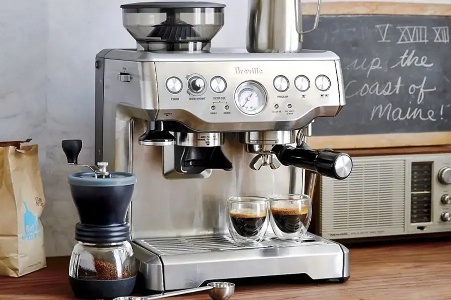 Vệ sinh mọi bộ phận của máy pha café (ảnh: gadgetur)