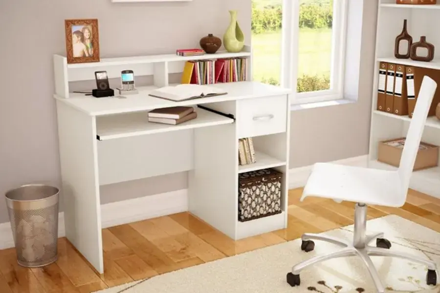 Không nên đặt thùng rác dưới chân bàn làm việc