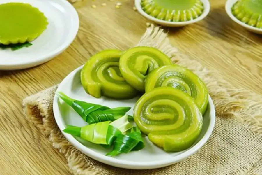 Bày ra đĩa và thưởng thức bánh da lợn thơm ngon.