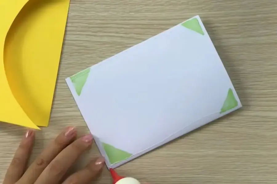 Dùng keo sữa hoặc keo nến để cố định thiệp bên trong.