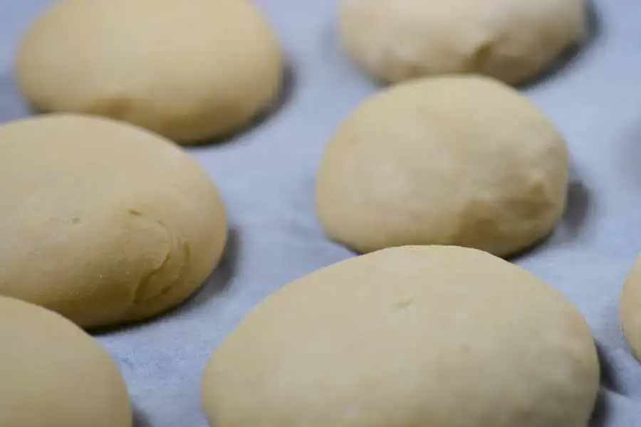 Hấp hỗn hợp bột làm vỏ bánh dẻo trong vòng 20 phút.