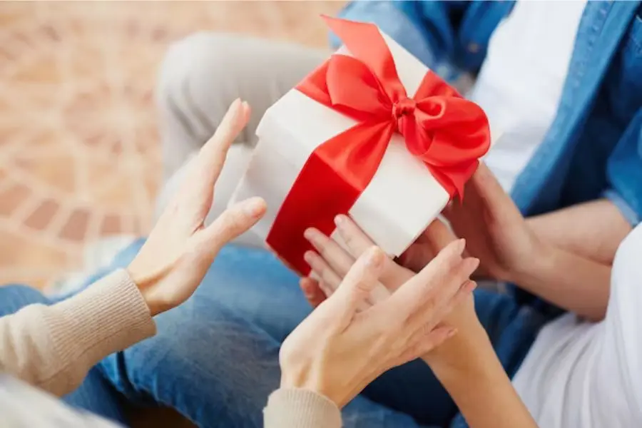 Nên chọn quà đồng bộ, có ý nghĩa và giá trị phù hợp cho nhân viên.