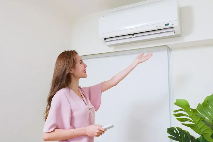 Cài đặt tần số tương thích giúp máy lạnh kết nối với remote, thực hiện các tính năng.