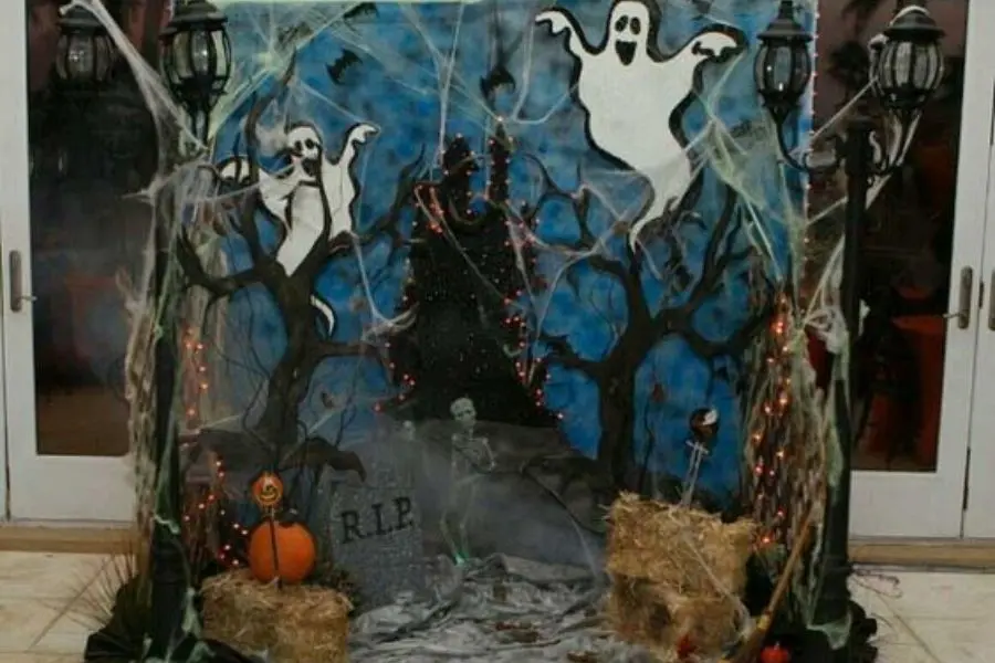 Ý tưởng trang trí background rừng cổ chơi Halloween ma mị, rùng rợn.