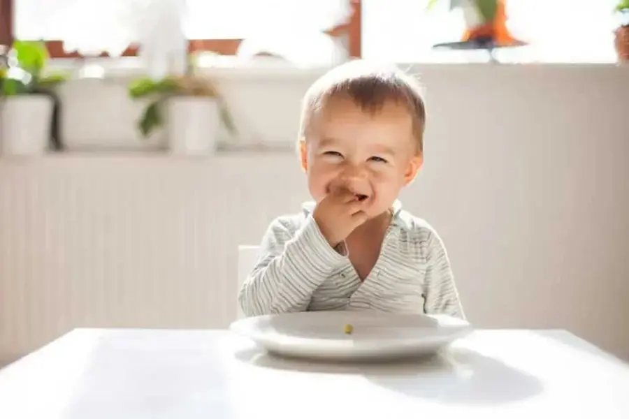 Bé 7 tháng tuổi cần cho bú sữa và ăn dặm