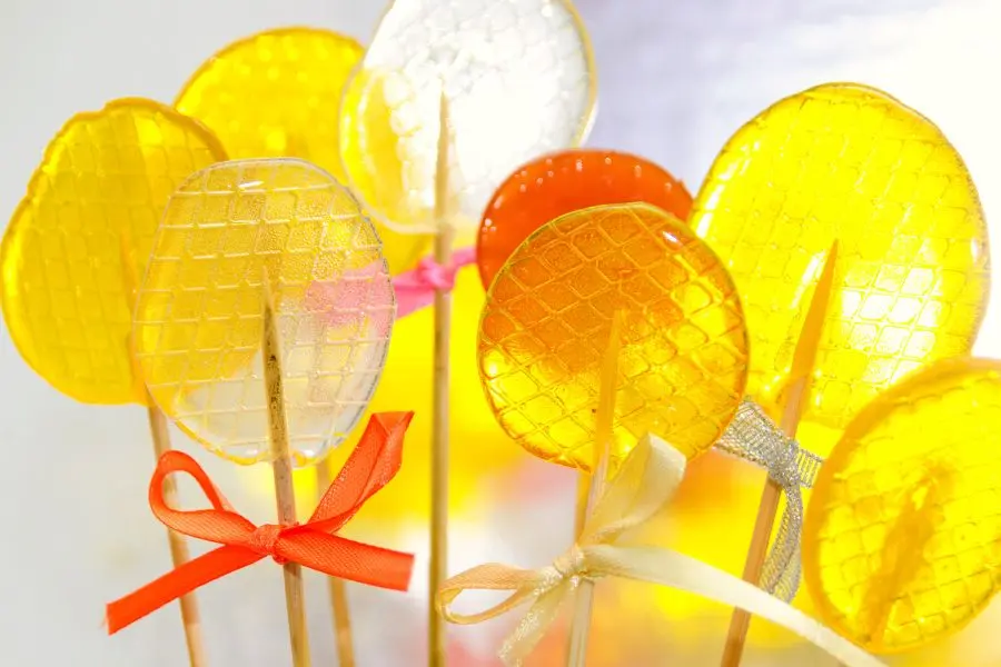 Kẹo isomalt ngọt nhẹ, có kết cấu trong suốt rất đẹp mắt.