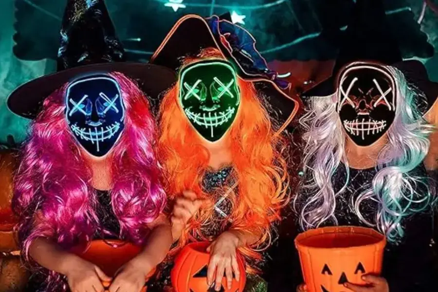 Mẫu mặt nạ Halloween kiểu dáng ác quỷ được trang trí kèm đèn neon đầy bắt mắt.