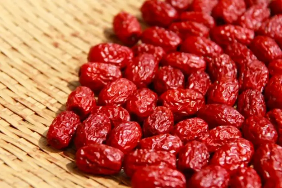 Táo đỏ rửa sạch, để ráo nước