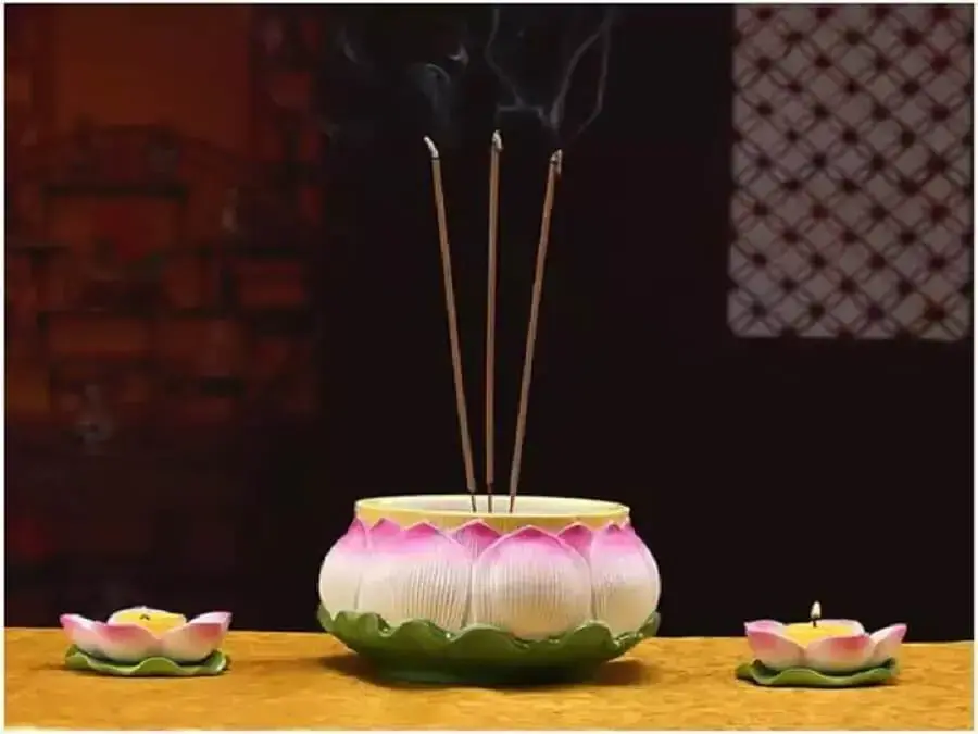 Thắp hương và đọc văn khấn tỉa chân nhang cuối năm trước khi tỉa chân nhang.