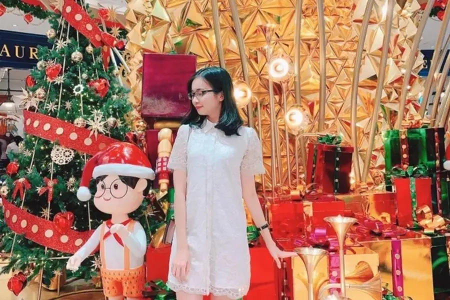 Takashimaya là trung tâm thương mại lớn, trang trí Noel hoành tráng.