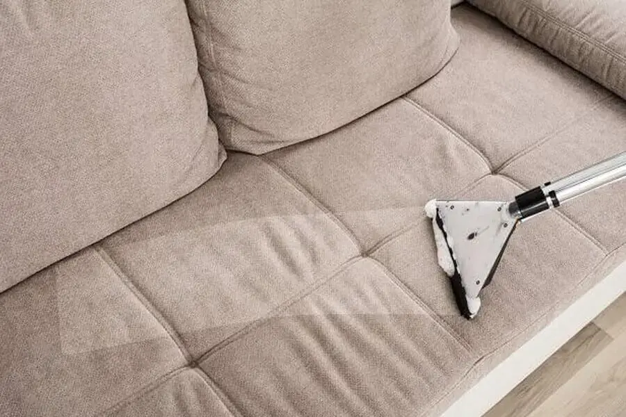 Bạn hoàn toàn có thể tự vệ sinh ghế sofa nếu ghế chỉ bị bám nhiều bụi bẩn (Hình ảnh: Viewacr)