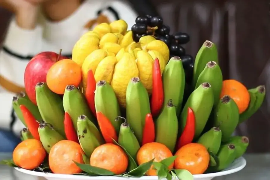 Đĩa trái cây sẽ cần đặt bên tai trái đối xứng với lọ hoa.