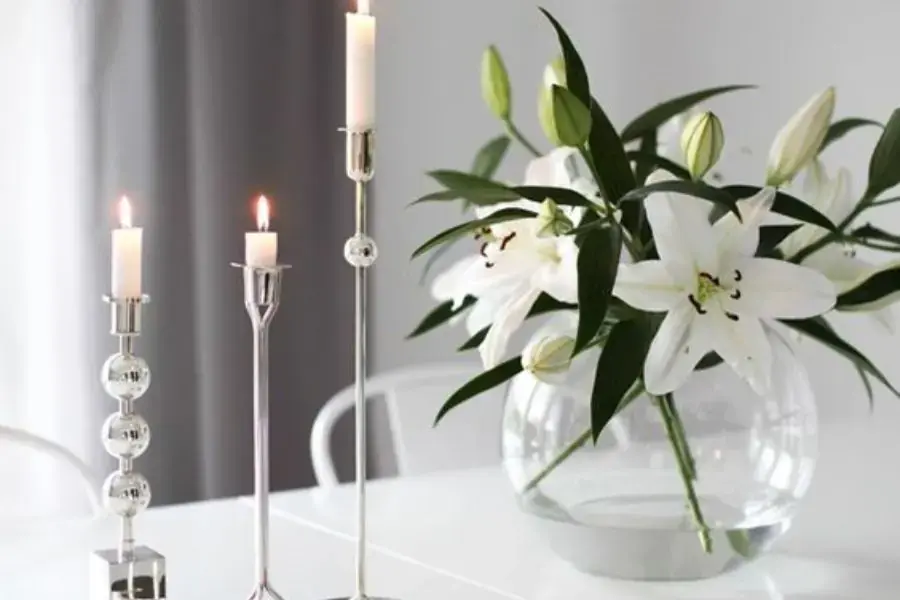 Cắm hoa ly với bình sứ trụ tròn