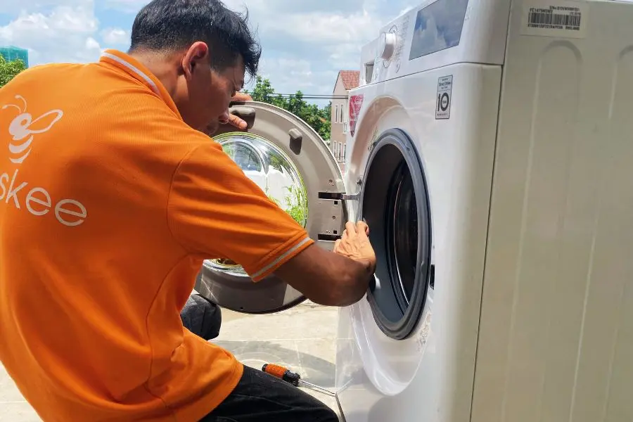Có thể xả nước máy giặt cửa ngang để mở khóa máy giặt.