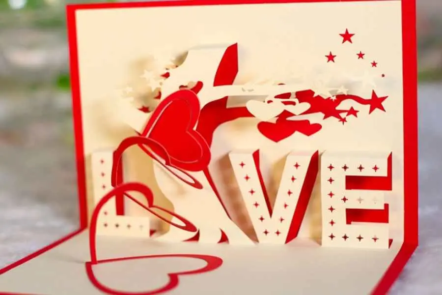 Mẫu thiệp 20/10 cho trẻ em mầm non hình LOVE có thể làm tặng cho mẹ của mình.