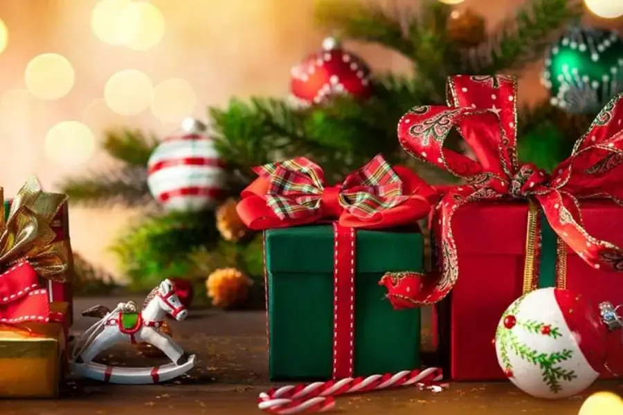 Hình ảnh những chiếc hộp quà tạo ra một không gian rực rỡ và phong cách.